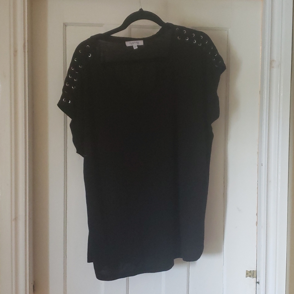 Black t shirt. havnt been worn!
